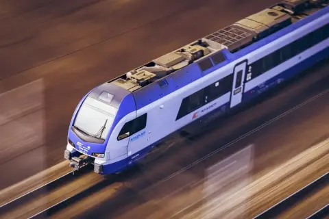 Pociąg Stadler FLIRT pędzi po torach, łącząc Ełk z Białymstokiem.
