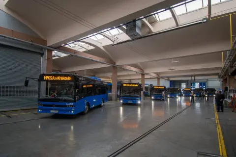 W zajezdni MPK w Krakowie, rzędy niebieskich autobusów czekają na kursy. Busy proszowice kraków to ich dom.