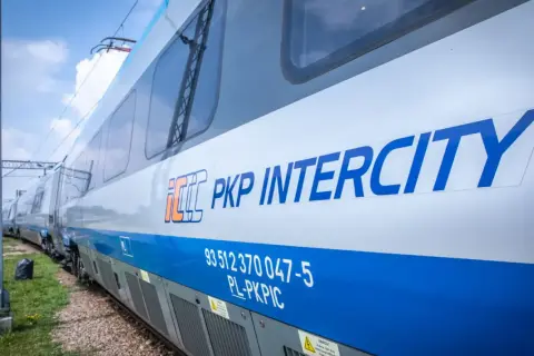 Pociąg PKP Intercity gotowy do podróży z Jeleniej Góry do Szczecina.