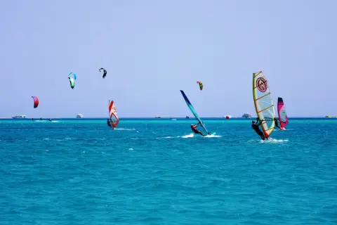 Kite czy windsurfing: co wybrać, aby uniknąć rozczarowania?