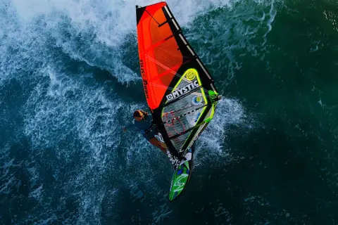 Ile trwa nauka windsurfingu? Poznaj czas potrzebny na opanowanie podstaw