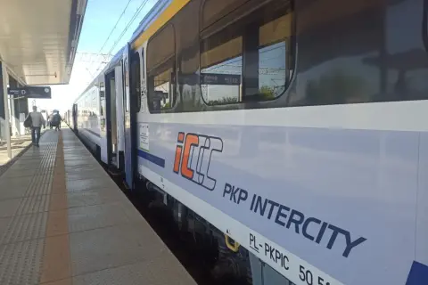 Pociąg PKP Intercity na peronie. Czas na podróż z Lublina do Krakowa, pokonując tę odległość pociągiem.