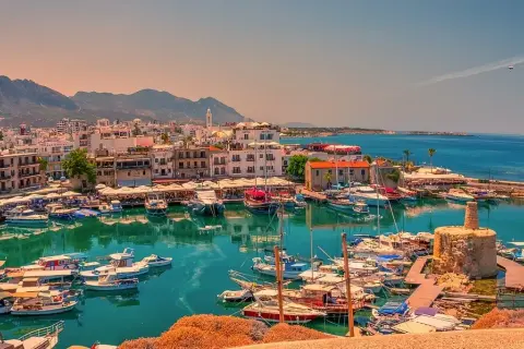 Ile trwa lot na Cypr z Gdańska? Czas przelotu do Pafos i Larnaki