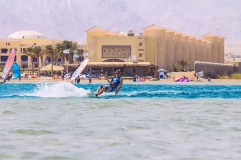 Kitesurfing w Egipcie: Gdzie znaleźć najlepsze miejsca i szkoły?