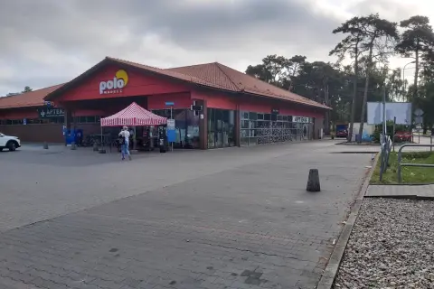 Gdzie zaparkować w Helu? Sprawdź dostępność i ceny parkingów