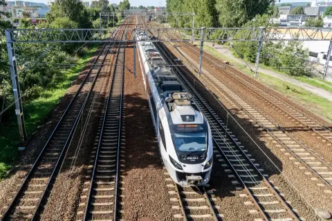 Nowoczesny pociąg Pendolino mknie po torach, gotowy do podróży z Warszawy do Sopotu.