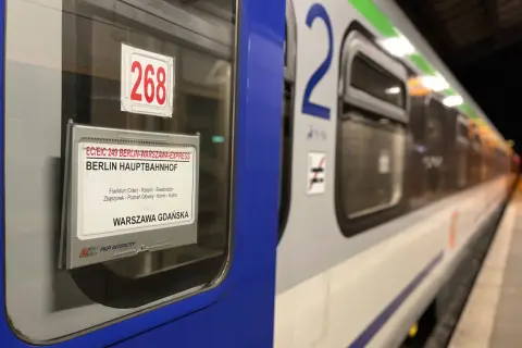Pociągi międzynarodowe z Warszawy: Berlin-Warszawa Express, numer 268, z logo PKP Intercity.