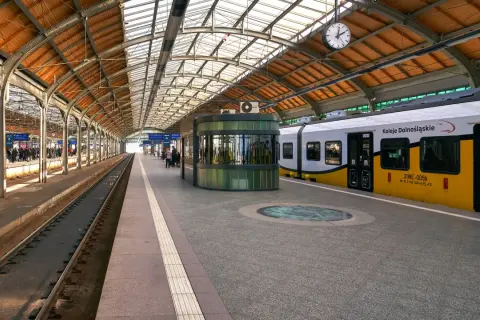 Peron na dworcu kolejowym we Wrocławiu, z pociągiem Kolei Dolnośląskich.