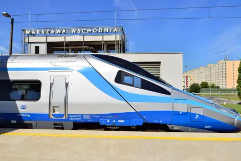 Pendolino nad morze czeka na pasażerów na stacji Warszawa Wschodnia. Szybki pociąg zabierze Cię prosto na plażę.