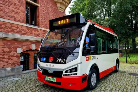 Autobus linii 2910 Karsan, z napisem "GAIT" na wyświetlaczu, czeka na pasażerów. Sprawdź pkp katowice rozkład jazdy koleje śląskie.