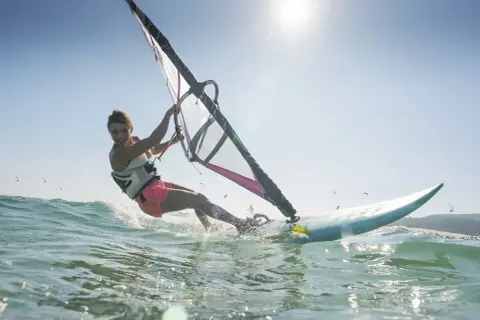 Jak dobrać deskę do windsurfingu, aby uniknąć błędów i cieszyć się pływaniem