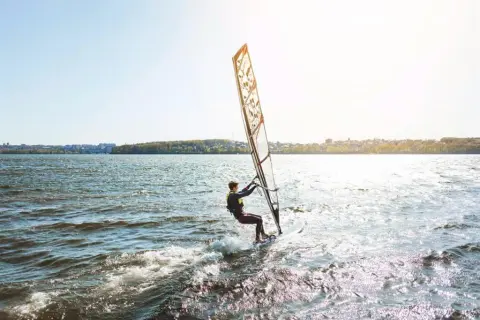 Gdzie na windsurfing w Europie? Odkryj najlepsze miejsca dla Ciebie