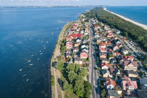 Czy można wjechać na Hel samochodem? Sprawdź trudności i alternatywy