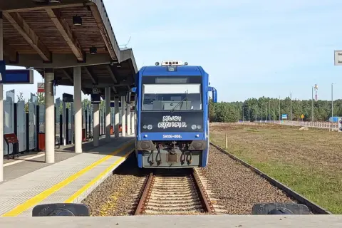 Niebieski pociąg "Młody Kopernik" na stacji w Warmia i Mazury.