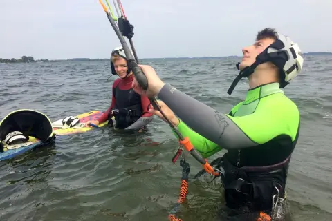 Ile zarabia instruktor kitesurfingu? Fakty, które musisz znać