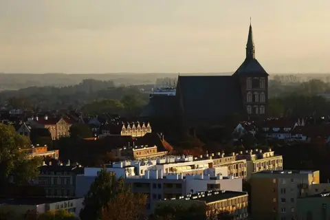 Ile ludzi mieszka w Kołobrzegu? Zaskakujące fakty o populacji!