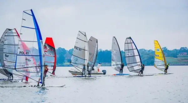 Gdzie uprawiać windsurfing w Mazurach? Najlepsze lokalizacje i porady