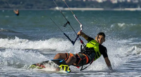 Jak pływać na kitesurfingu: najważniejsze techniki dla początkujących