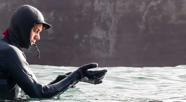 Jaką piankę do kitesurfingu wybrać, by nie zmarznąć na wodzie?