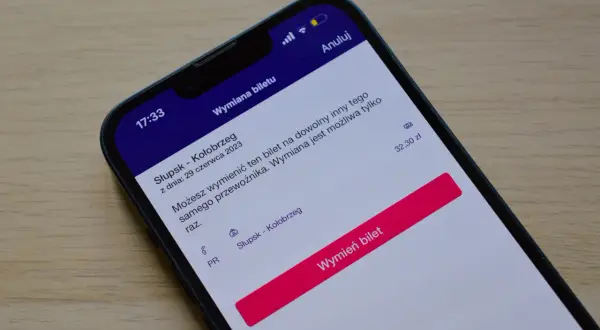 Ekran smartfona z aplikacją PKP pokazującą opcję wymiany biletu.