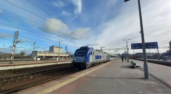 Jak dojechać z Łodzi do Ustki - Porównanie opcji podróży i czasów