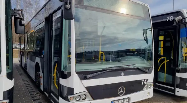Autobusy miejskie, jeden z numerem 74, czekają na pasażerów. Może to być linia z Starachowic do Wrocławia.