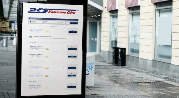 Na ekranie przystanku widnieje rozkład jazdy PKS Kamienna Góra - Wrocław. Można sprawdzić dostępne połączenia i ceny biletów.