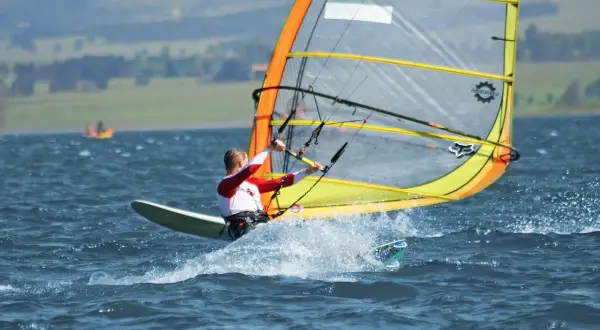 Czy windsurfing jest trudny? Odkryj, jak łatwo możesz zacząć!