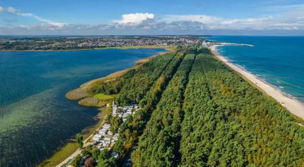 Widok z lotu ptaka na Półwysep Helski: las, plaża, morze i miasto.