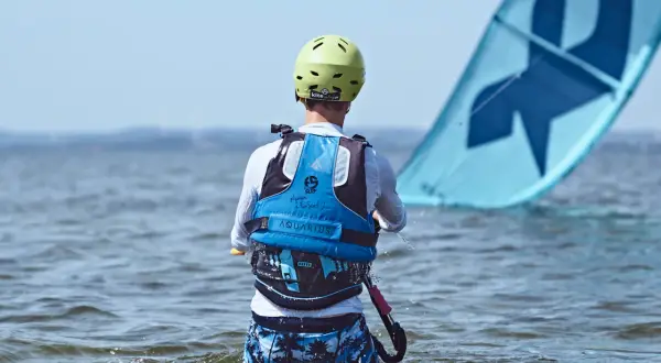 Kitesurfing: jaki latawiec na początek, by uniknąć frustracji?