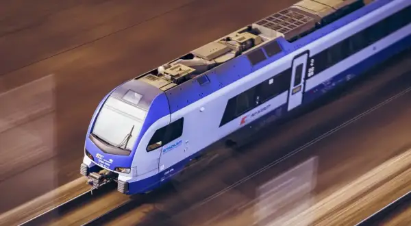 Pociąg Stadler FLIRT pędzi po torach, łącząc Ełk z Białymstokiem.
