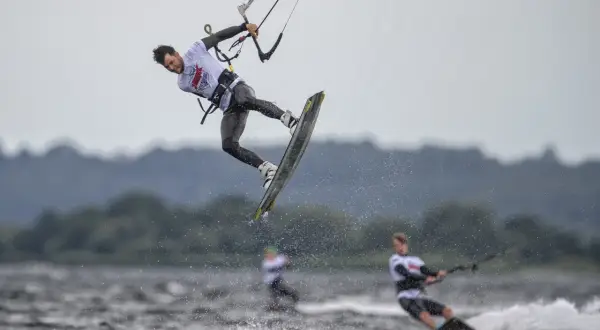 Ile kosztuje kitesurfing? Poznaj ukryte wydatki i oszczędności