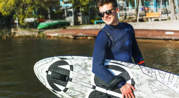 Jak dobrać deskę do kitesurfingu, aby uniknąć kosztownych błędów