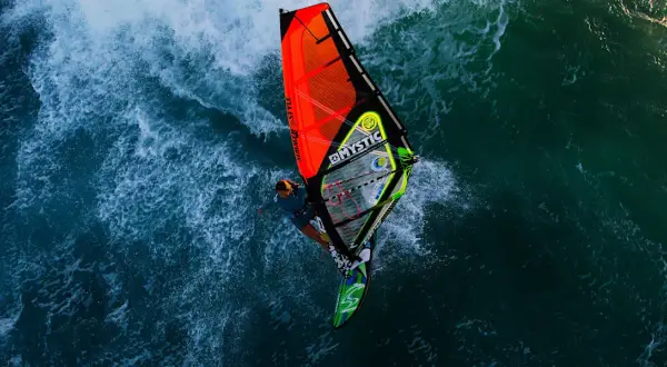 Ile trwa nauka windsurfingu? Poznaj czas potrzebny na opanowanie podstaw