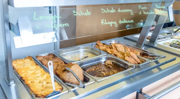 Gdzie tanio zjeść w Sopocie? Odkryj najlepsze opcje na obiad