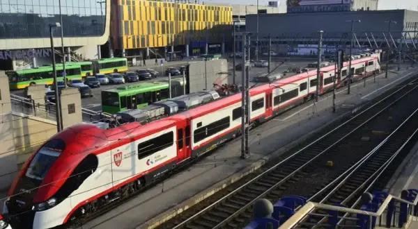 Nowy pociąg Kolei Wielkopolskich na stacji Poznań Główny. Sprawdź koleje wielkopolskie rozkład jazdy Konin - Poznań.