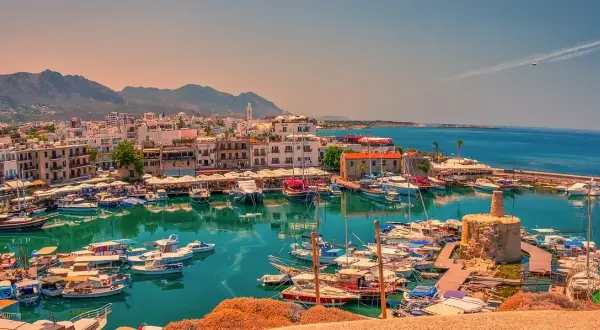 Ile trwa lot na Cypr z Gdańska? Czas przelotu do Pafos i Larnaki