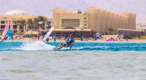 Kitesurfing w Egipcie: Gdzie znaleźć najlepsze miejsca i szkoły?