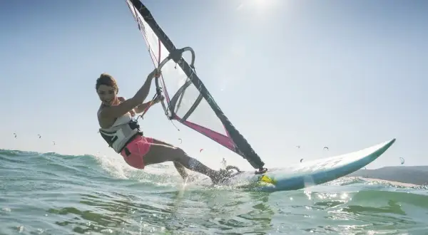 Jak dobrać deskę do windsurfingu, aby uniknąć błędów i cieszyć się pływaniem