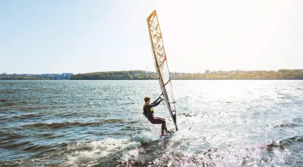Gdzie na windsurfing w Europie? Odkryj najlepsze miejsca dla Ciebie
