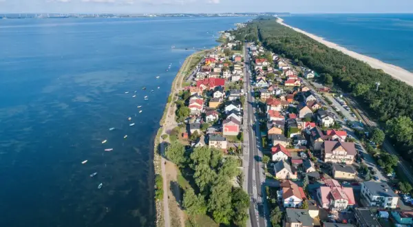 Czy można wjechać na Hel samochodem? Sprawdź trudności i alternatywy