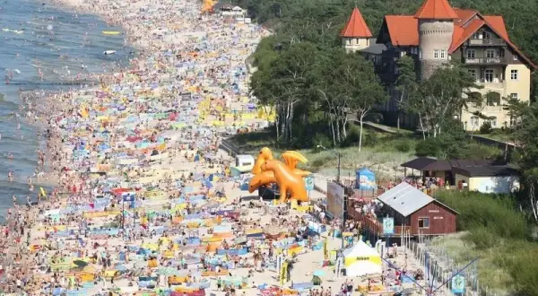 Łeba czy Ustka - Które miejsce na wakacje wybrać i dlaczego?