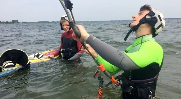 Ile zarabia instruktor kitesurfingu? Fakty, które musisz znać
