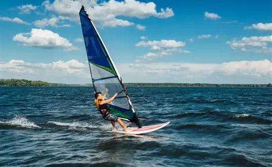 Co to znaczy windsurfing? Poznaj tajniki tego ekscytującego sportu