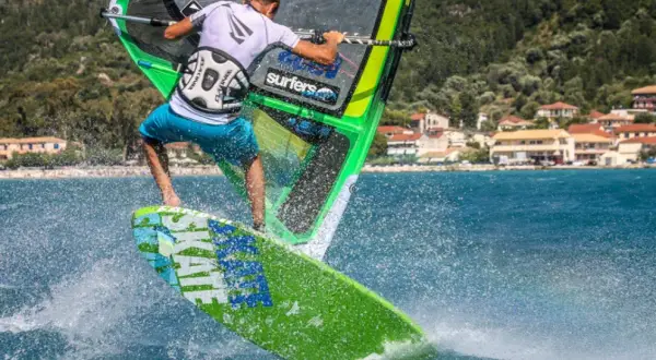 Gdzie na windsurfing w Grecji? Odkryj najlepsze lokalizacje i warunki