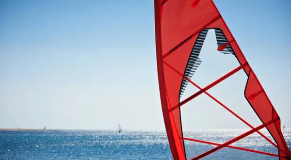 Jak dobrać żagiel do windsurfingu, aby uniknąć nieprzyjemności na wodzie