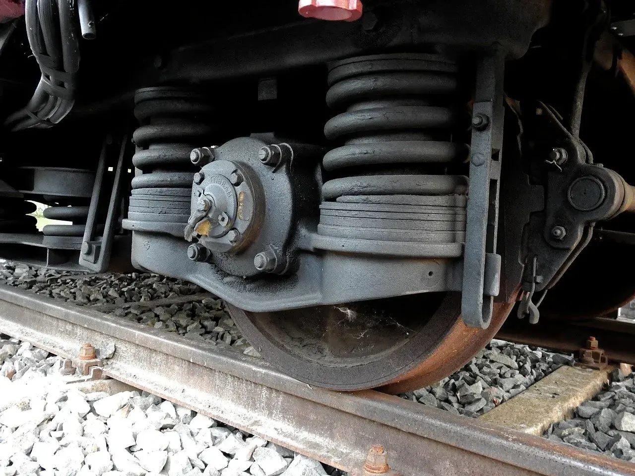 Zbliżenie na mechanizm koła kolejowego, sprężyny i elementy układu hamulcowego. To kluczowe dla skrócenia drogi hamowania pociągu.