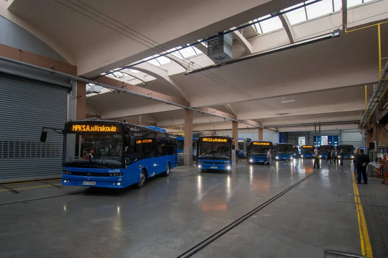 W zajezdni MPK w Krakowie, rzędy niebieskich autobusów czekają na kursy. Busy proszowice kraków to ich dom.