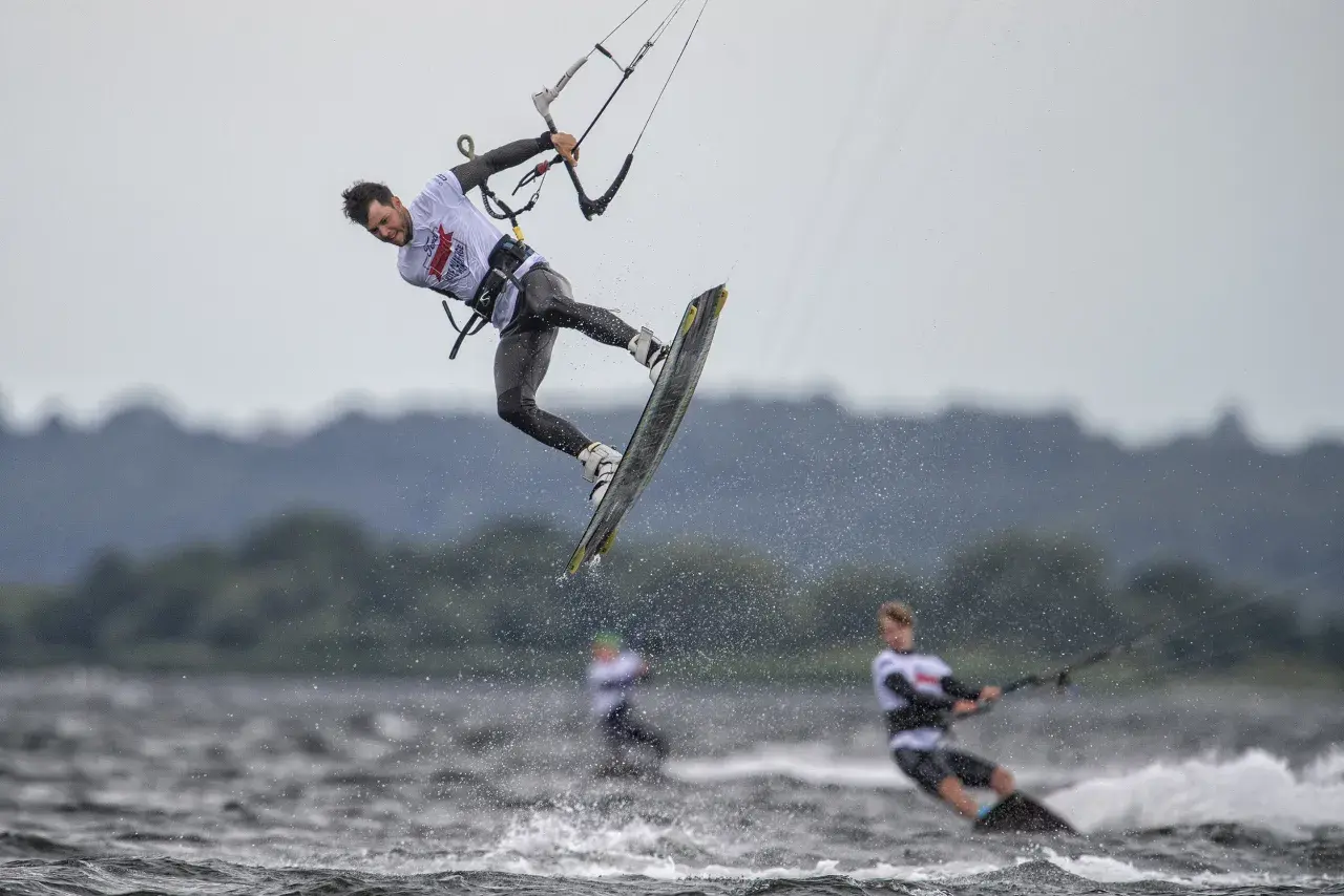Ile kosztuje kitesurfing? Poznaj ukryte wydatki i oszczędności