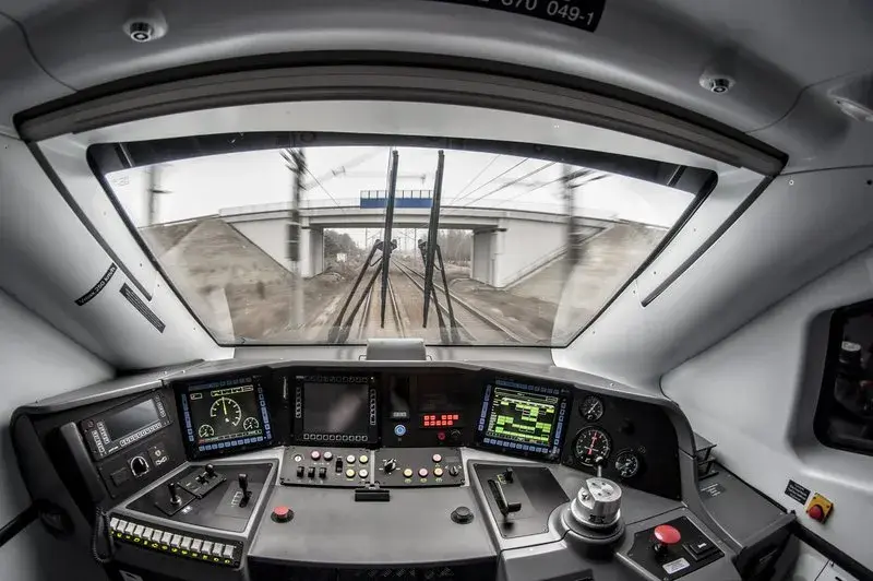 Ile zarabia kierownik pociągu intercity? Zaskakujące fakty o wynagrodzeniu